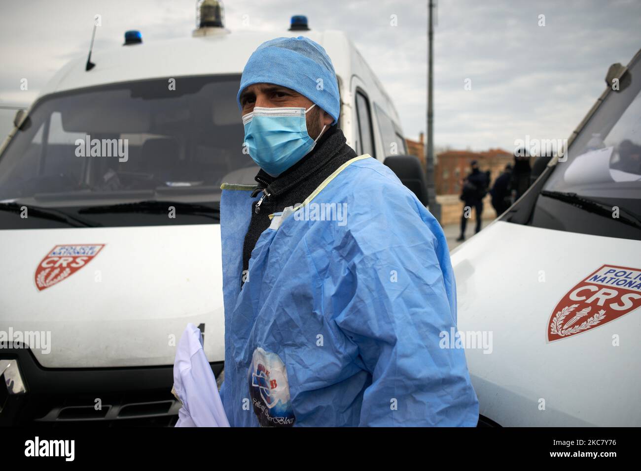 Ein Mann aus einer chirurgischen Einheit (kollektive interchirurgische Einheiten) steht vor der Bereitschaftspolizei. Ärzte, Krankenschwestern, Krankenschwestern und normale Menschen protestierten gegen den Mangel an Mitteln für öffentliche Krankenhäuser, da die Zahl der Covid-19-Infektionen zunimmt. Sie protestieren auch, da jeder Teil der öffentlichen Gesundheitsdienste in Frankreich unter einem Mangel an Geld und Menschen leidet. Allerdings, fater Walking 300m, werden sie von der Bereitschaftspolizei (CRS) blockiert. Seit einigen Monaten verlangen Mitarbeiter in öffentlichen Krankenhäusern mehr Mittel und mehr Menschen. Die Covid-19-Pandemie hat die französischen öffentlichen Krankenhäuser an den Sättigungspunkt gebracht. Stockfoto