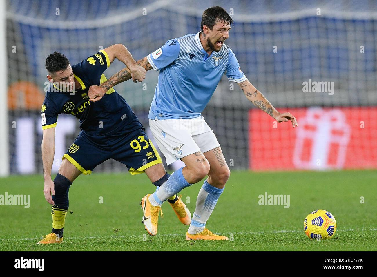 Francesco Acerbi von der SS Lazio und Mattia Sprocati von Parma Calcio 1913 treten beim Coppa Italia-Spiel zwischen der SS Lazio und Parma Calcio 1913 am 21. Januar 2021 im Stadio Olimpico, Rom, Italien, um den Ball an. (Foto von Giuseppe Maffia/NurPhoto) Stockfoto