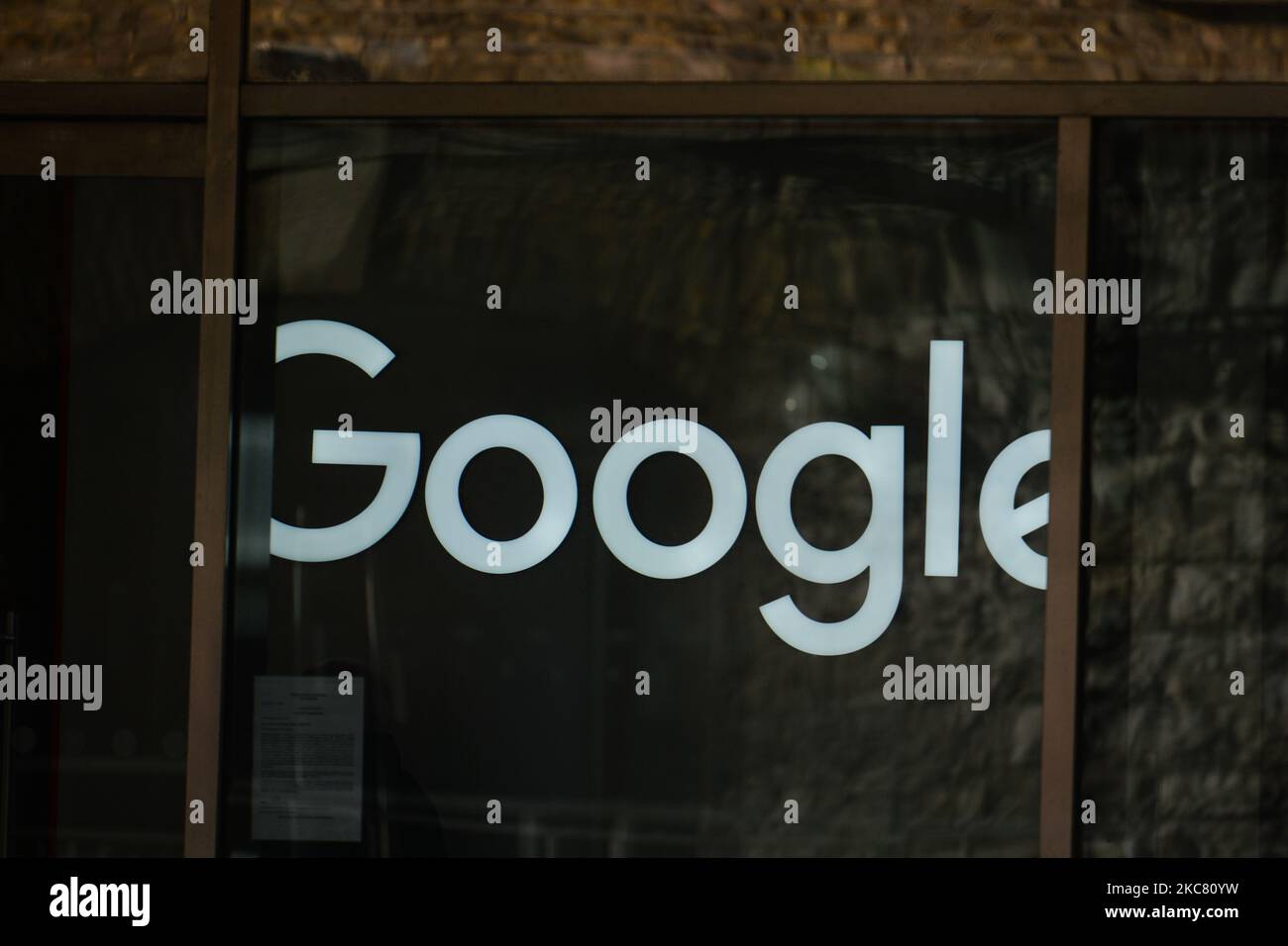 Ein Blick auf das Google-Logo am Eingang des europäischen Hauptgebäudes von Google in der Barrow Street, in Dublins Grand Canal Area, während der Covid-19-Sperre auf Ebene 5. Am Freitag, den 22. Januar 2021, in Dublin, Irland. (Foto von Artur Widak/NurPhoto) Stockfoto