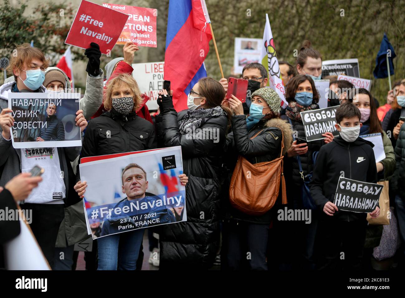 Demonstranten halten Plakate während einer Kundgebung zur Unterstützung des inhaftierten Oppositionsführers Alexei Navalny am 23. Januar 2021 am Place du Trocadéro in Paris. Navalny, 44, wurde am vergangenen Sonntag nach seiner Rückkehr nach Moskau festgenommen, nachdem er sich fünf Monate lang in Deutschland von einer fast tödlichen Vergiftung mit einem Nervengift erholt hatte. Später wurde er für 30 Tage eingesperrt, während er auf ein Verfahren wartete, weil er eine im Jahr 2014 erteilte Bewährungsstrafe verletzt hatte. (Foto von Michel Stoupak/NurPhoto) Stockfoto