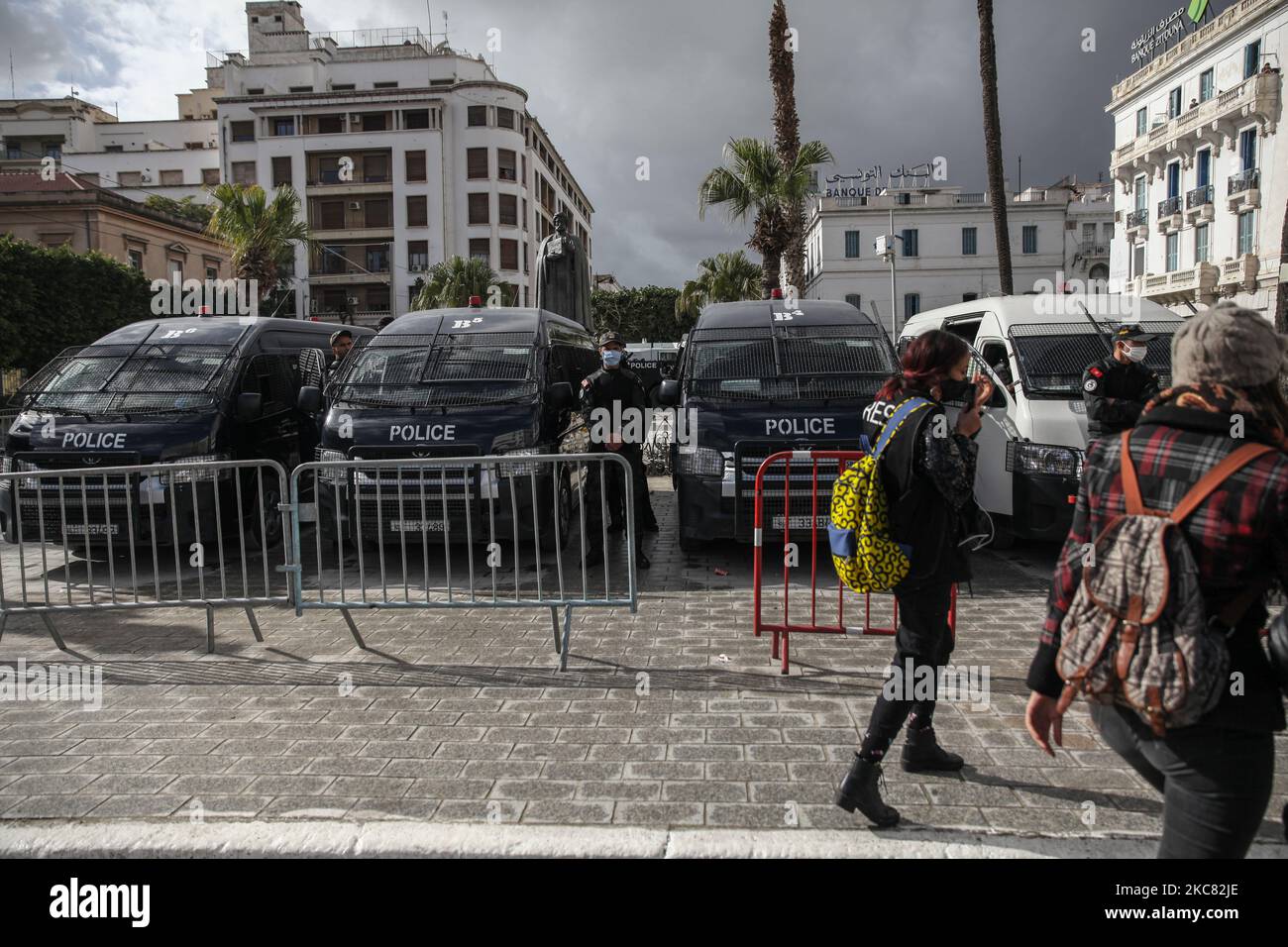 Polizeiwagen, die auf der Avenue Habib Bourguiba in der Hauptstadt Tunis während der Demonstration in der Hauptstadt Tunis gesehen wurden, um den Sturz des Regimes zu fordern und gegen die „Polizeigewalt“ zu protestieren, die bei den letzten nächtlichen Protesten im Land eingesetzt wurde. Sie forderten die Freilassung der jungen Demonstranten, die von der Polizei verhaftet wurden. Demonstranten protestierten auch gegen die Erklärung des Präsidenten des Shura-Rates der islamistischen Ennahdha-Partei Tunesiens, Abdelkarim Harouni, der sagte: „Die Kinder von Ennahdha werden vor Ort sein, um die Sicherheitskräfte zu unterstützen“. Demonstranten cha Stockfoto