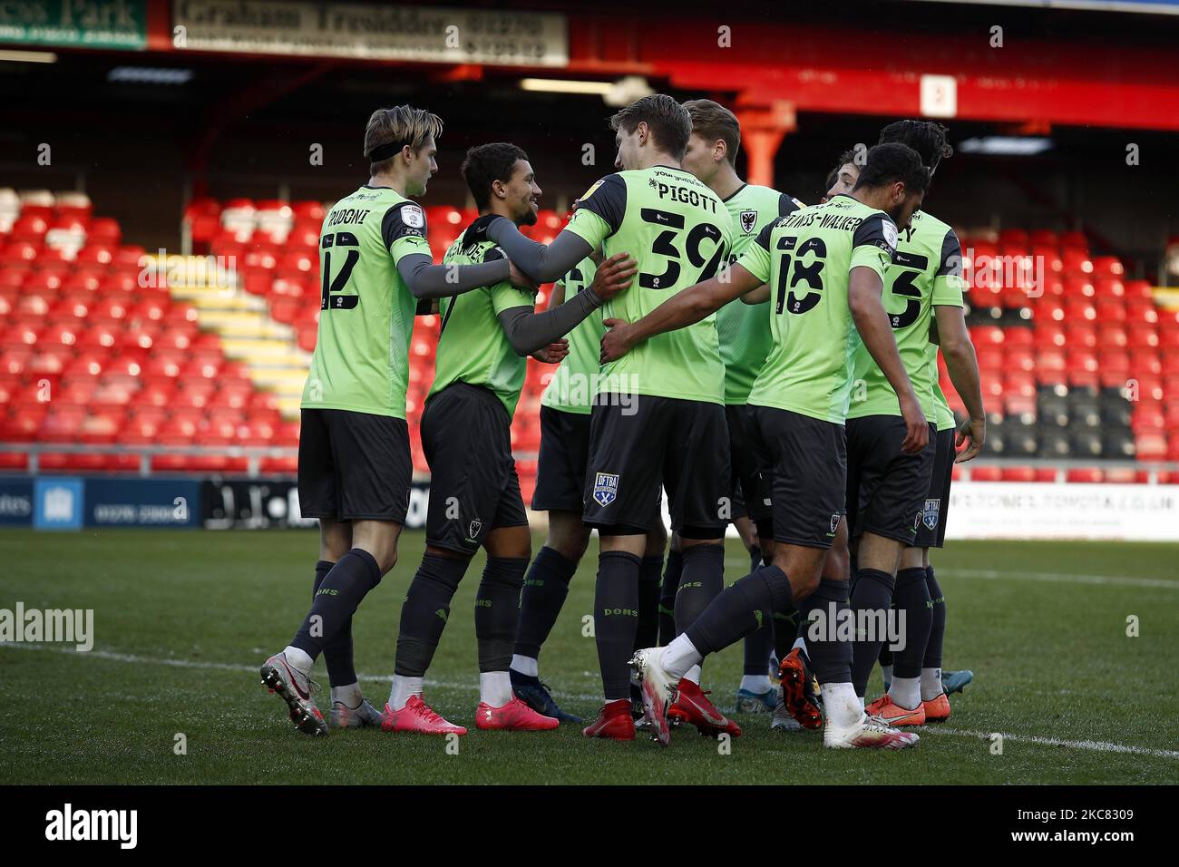 Wimbledons Joel Piggot feiert den 1-0. Platz während des Sky Bet League 1-Spiels zwischen Crewe Alexandra und AFC Wimbledon im Alexandra Stadium, Crewe am Samstag, 23.. Januar 2021. (Foto von Chris Donnelly/MI News/NurPhoto) Stockfoto