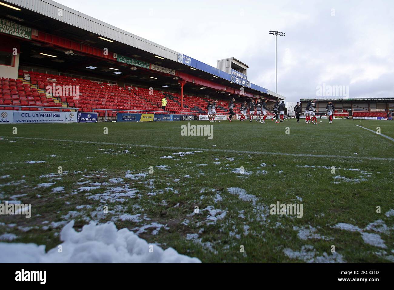 Ein allgemeiner Blick auf das Aufwärmen während des Sky Bet League 1-Spiels zwischen Crewe Alexandra und AFC Wimbledon im Alexandra Stadium, Crewe am Samstag, 23.. Januar 2021. (Foto von Chris Donnelly/MI News/NurPhoto) Stockfoto