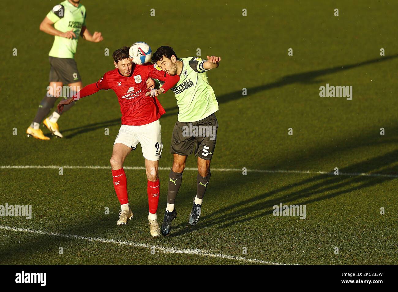 Crewes Chris Porter stößt beim Sky Bet League 1-Spiel zwischen Crewe Alexandra und AFC Wimbledon am Samstag, dem 23.. Januar 2021, auf Wimbledons will Nightingale. (Foto von Chris Donnelly/MI News/NurPhoto) Stockfoto