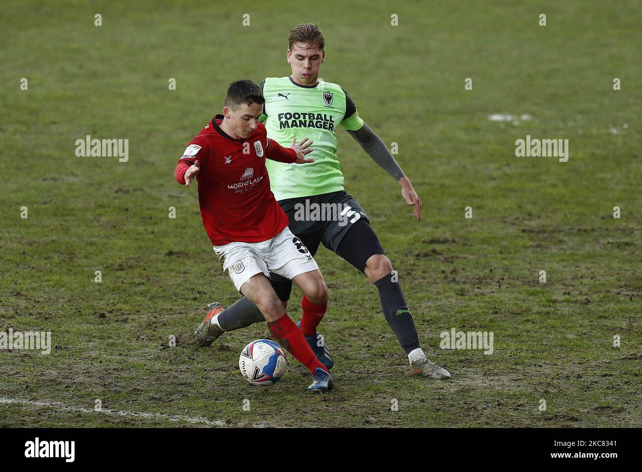 Crewes Tom Lowery hält Wimbledons Daniel Csoka während des Sky Bet League 1-Spiels zwischen Crewe Alexandra und AFC Wimbledon am Samstag, den 23.. Januar 2021 im Alexandra Stadium, Crewe, aus. (Foto von Chris Donnelly/MI News/NurPhoto) Stockfoto