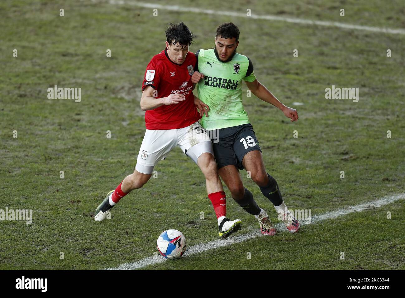 Wimbledons Nesta Gigue-Walker kämpft mit Crewes Billy Jones während des Sky Bet League 1-Spiels zwischen Crewe Alexandra und AFC Wimbledon am Samstag, 23.. Januar 2021 im Alexandra Stadium, Crewe. (Foto von Chris Donnelly/MI News/NurPhoto) Stockfoto