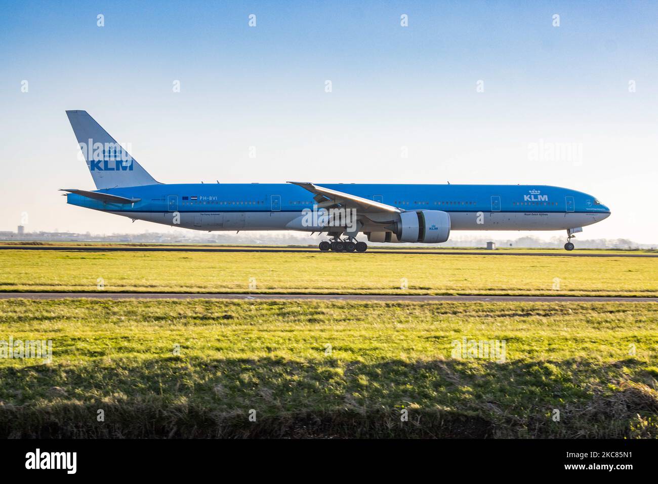 KLM Royal Dutch Airlines Boeing 777-300-Flugzeuge, gesehen beim letzten Anflug und bei der Landung auf der Start- und Landebahn Polderbaan am Flughafen Amsterdam Schiphol AMS EHAM. Das Großkarosserie-Langstreckenflugzeug hat die Registrierung PH-BVI und den Namen Nationaal Park Vuurland / Tierra del Fuego National Park, während es von 2x GE-Düsenmotoren angetrieben wird. KLM ist die unter der Flagge der Niederlande befindliche Fluggesellschaft und Mitglied der SkyTeam-Luftfahrtallianz, der ältesten Fluggesellschaft der Welt, die zur Air France-KLM-Gruppe gehört. Die Luftfahrtindustrie und die Fluggesellschaften mussten aufgrund der Coronavirus-Pandemie Covid-19 einen Rückgang des Passagierverkehrs hinnehmen. Nach dem neuen Stockfoto