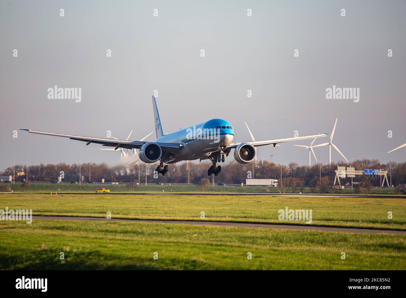 KLM Royal Dutch Airlines Boeing 777-300-Flugzeuge, gesehen beim letzten Anflug und bei der Landung auf der Start- und Landebahn Polderbaan am Flughafen Amsterdam Schiphol AMS EHAM. Das Großkarosserie-Langstreckenflugzeug hat die Registrierung PH-BVI und den Namen Nationaal Park Vuurland / Tierra del Fuego National Park, während es von 2x GE-Düsenmotoren angetrieben wird. KLM ist die unter der Flagge der Niederlande befindliche Fluggesellschaft und Mitglied der SkyTeam-Luftfahrtallianz, der ältesten Fluggesellschaft der Welt, die zur Air France-KLM-Gruppe gehört. Die Luftfahrtindustrie und die Fluggesellschaften mussten aufgrund der Coronavirus-Pandemie Covid-19 einen Rückgang des Passagierverkehrs hinnehmen. Nach dem neuen Stockfoto