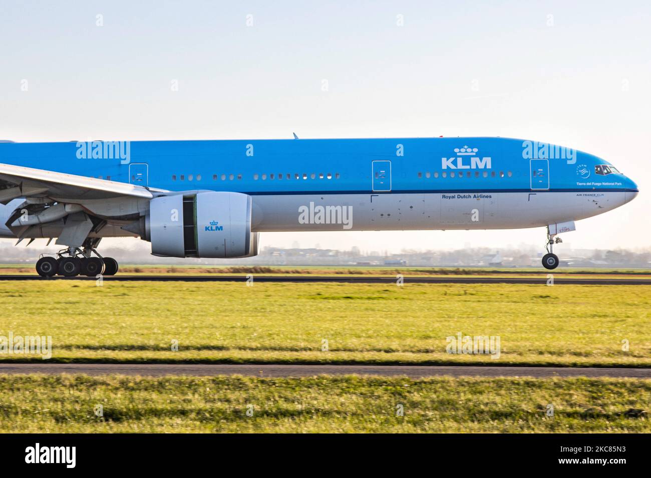 KLM Royal Dutch Airlines Boeing 777-300-Flugzeuge, gesehen beim letzten Anflug und bei der Landung auf der Start- und Landebahn Polderbaan am Flughafen Amsterdam Schiphol AMS EHAM. Das Großkarosserie-Langstreckenflugzeug hat die Registrierung PH-BVI und den Namen Nationaal Park Vuurland / Tierra del Fuego National Park, während es von 2x GE-Düsenmotoren angetrieben wird. KLM ist die unter der Flagge der Niederlande befindliche Fluggesellschaft und Mitglied der SkyTeam-Luftfahrtallianz, der ältesten Fluggesellschaft der Welt, die zur Air France-KLM-Gruppe gehört. Die Luftfahrtindustrie und die Fluggesellschaften mussten aufgrund der Coronavirus-Pandemie Covid-19 einen Rückgang des Passagierverkehrs hinnehmen. Nach dem neuen Stockfoto