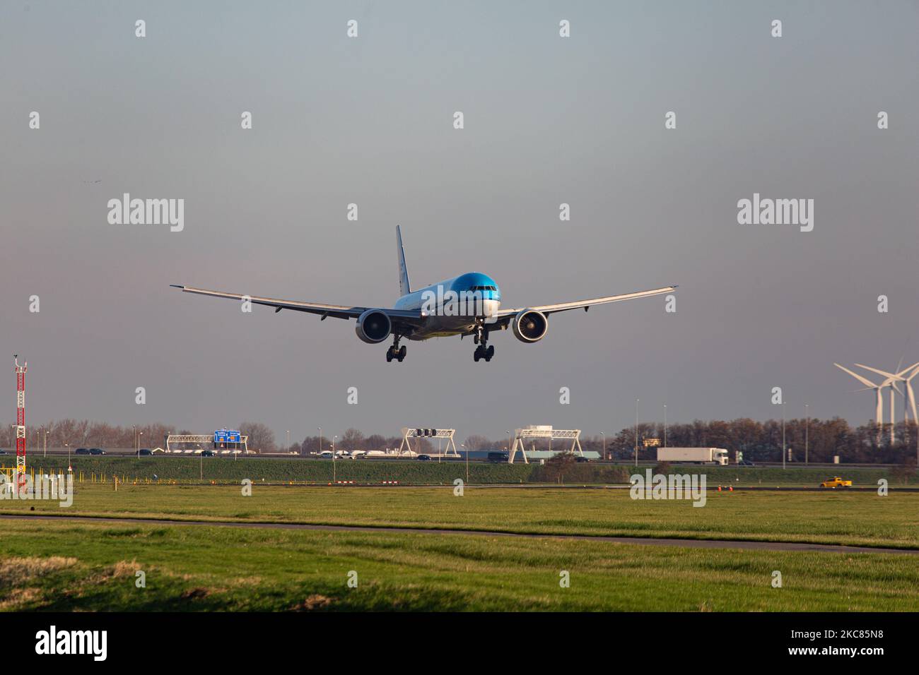 KLM Royal Dutch Airlines Boeing 777-300-Flugzeuge, gesehen beim letzten Anflug und bei der Landung auf der Start- und Landebahn Polderbaan am Flughafen Amsterdam Schiphol AMS EHAM. Das Großkarosserie-Langstreckenflugzeug hat die Registrierung PH-BVI und den Namen Nationaal Park Vuurland / Tierra del Fuego National Park, während es von 2x GE-Düsenmotoren angetrieben wird. KLM ist die unter der Flagge der Niederlande befindliche Fluggesellschaft und Mitglied der SkyTeam-Luftfahrtallianz, der ältesten Fluggesellschaft der Welt, die zur Air France-KLM-Gruppe gehört. Die Luftfahrtindustrie und die Fluggesellschaften mussten aufgrund der Coronavirus-Pandemie Covid-19 einen Rückgang des Passagierverkehrs hinnehmen. Nach dem neuen Stockfoto