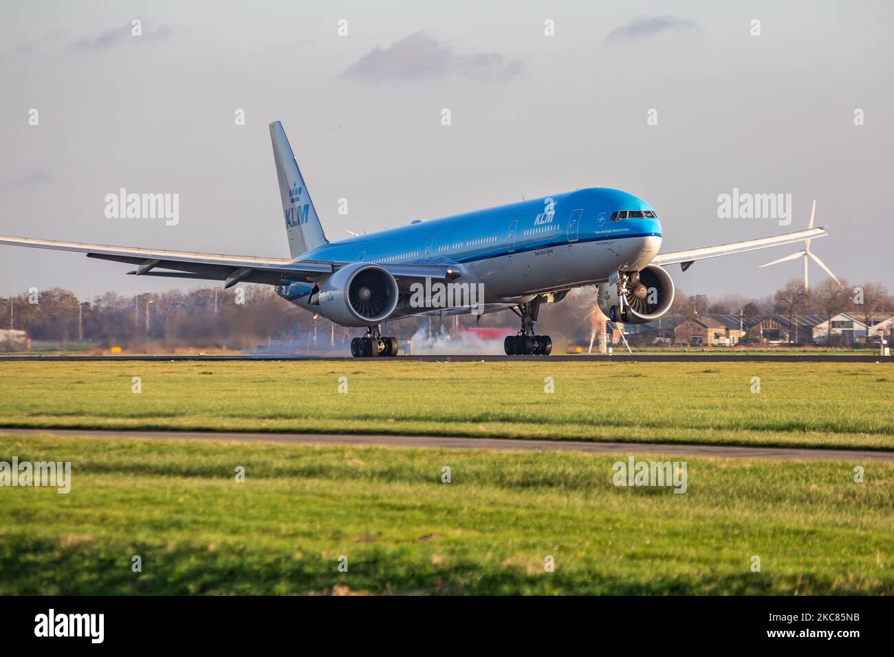 KLM Royal Dutch Airlines Boeing 777-300-Flugzeuge, gesehen beim letzten Anflug und bei der Landung auf der Start- und Landebahn Polderbaan am Flughafen Amsterdam Schiphol AMS EHAM. Das Großkarosserie-Langstreckenflugzeug hat die Registrierung PH-BVI und den Namen Nationaal Park Vuurland / Tierra del Fuego National Park, während es von 2x GE-Düsenmotoren angetrieben wird. KLM ist die unter der Flagge der Niederlande befindliche Fluggesellschaft und Mitglied der SkyTeam-Luftfahrtallianz, der ältesten Fluggesellschaft der Welt, die zur Air France-KLM-Gruppe gehört. Die Luftfahrtindustrie und die Fluggesellschaften mussten aufgrund der Coronavirus-Pandemie Covid-19 einen Rückgang des Passagierverkehrs hinnehmen. Nach dem neuen Stockfoto