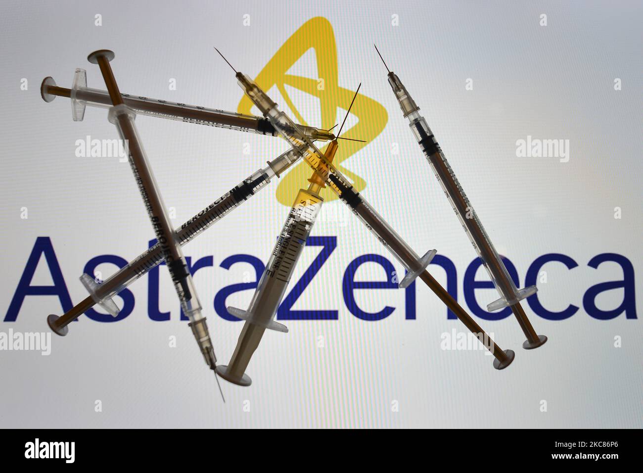 Ein illustratives Bild von medizinischen Spritzen vor einem AstraZeneca-Logo, das auf einem Bildschirm angezeigt wird. Am Dienstag, den 26. Januar 2021, in Dublin, Irland. (Foto-Illustration von Artur Widak/NurPhoto) Stockfoto