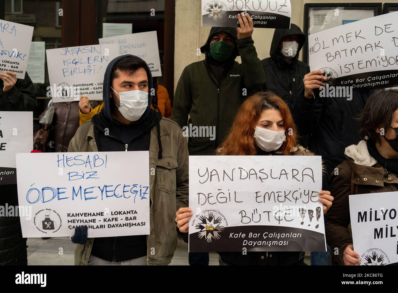 Mitarbeiter von Restaurants und Cafés, die aufgrund der COVID-19-Pandemie ihre Arbeitsplätze verloren haben, organisierten am 25. Januar 2021 einen stillen Protest in Istanbul, Türkei. Als Teil der Kontaminationsmaßnahmen haben alle Restaurants und Cafés auf Takeaway-Service umgestellt, und viele der Bedienungen haben ihre Arbeit verloren. Die Bediensteten forderten finanzielle Unterstützung von der Regierung. Sie forderten, dass der Mindestlohn an alle Arbeitnehmer gezahlt wird und dass ihre Versicherungsprämien gezahlt werden. (Foto von Erhan Demirtas/NurPhoto) Stockfoto