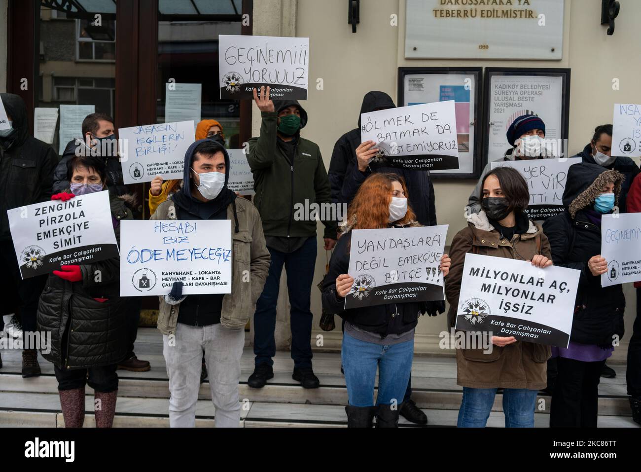 Mitarbeiter von Restaurants und Cafés, die aufgrund der COVID-19-Pandemie ihre Arbeitsplätze verloren haben, organisierten am 25. Januar 2021 einen stillen Protest in Istanbul, Türkei. Als Teil der Kontaminationsmaßnahmen haben alle Restaurants und Cafés auf Takeaway-Service umgestellt, und viele der Bedienungen haben ihre Arbeit verloren. Die Bediensteten forderten finanzielle Unterstützung von der Regierung. Sie forderten, dass der Mindestlohn an alle Arbeitnehmer gezahlt wird und dass ihre Versicherungsprämien gezahlt werden. (Foto von Erhan Demirtas/NurPhoto) Stockfoto