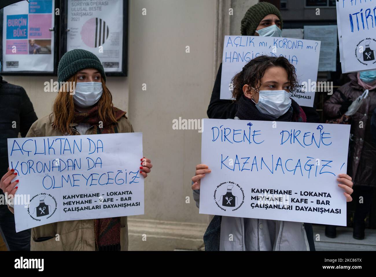 Mitarbeiter von Restaurants und Cafés, die aufgrund der COVID-19-Pandemie ihre Arbeitsplätze verloren haben, organisierten am 25. Januar 2021 einen stillen Protest in Istanbul, Türkei. Als Teil der Kontaminationsmaßnahmen haben alle Restaurants und Cafés auf Takeaway-Service umgestellt, und viele der Bedienungen haben ihre Arbeit verloren. Die Bediensteten forderten finanzielle Unterstützung von der Regierung. Sie forderten, dass der Mindestlohn an alle Arbeitnehmer gezahlt wird und dass ihre Versicherungsprämien gezahlt werden. (Foto von Erhan Demirtas/NurPhoto) Stockfoto