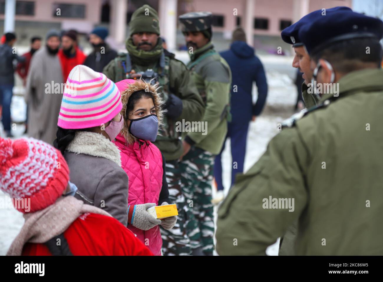 Indische Sicherheitsbeamte, die mit den Schulkindern interagieren, die an den Feierlichkeiten zum Republiktag 72. in Sopore, der Stadt des Bezirks Baramulla Jammu und Kaschmir, Indien, am 26. Januar 2021 teilnahmen (Foto: Nasir Kachroo/NurPhoto) Stockfoto