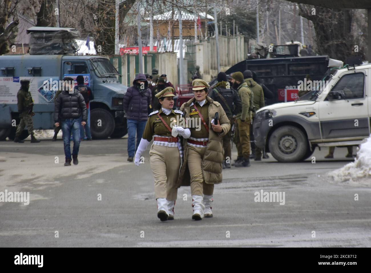 Jammu Kashmir Streitkräfte gehen nach dem Tag der Republik am 26. Januar 2021 auf der Straße in Srinagar, dem von Indien verwalteten Kaschmir. Im Kashmir-Tal wurde ein Shutdown beobachtet, während an vielen Orten riesige Truppen eingesetzt wurden, um Einschränkungen zu verhängen. Zudem bleiben mobile Internetdienste im Tal ausgesetzt. (Foto von Muzamil Mattoo/NurPhoto) Stockfoto