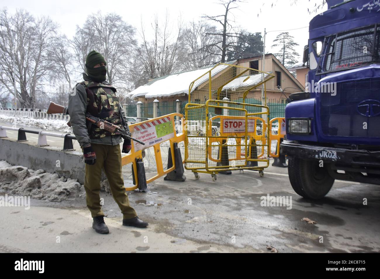 Ein indischer Soldat bleibt während der Beschränkungen wachsam, da Indien am 26. Januar 2021 seinen tag der republik in Srinagar, dem von Indien verwalteten Kaschmir, feiert. Im Kashmir-Tal wurde ein Shutdown beobachtet, während an vielen Orten riesige Truppen eingesetzt wurden, um Einschränkungen zu verhängen. Zudem bleiben mobile Internetdienste im Tal ausgesetzt. (Foto von Muzamil Mattoo/NurPhoto) Stockfoto