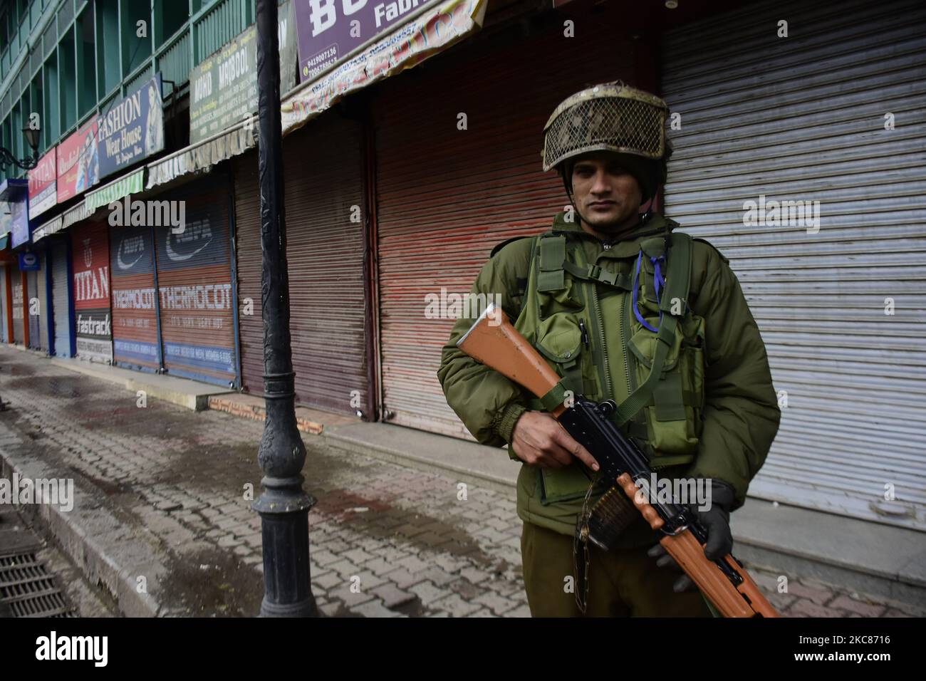 indische Streitkräfte bleiben während der Beschränkungen wachsam, da Indien am 26. Januar 2021 in Srinagar, dem von Indien verwalteten Kaschmir, seinen Tag der republik feiert. Im Kashmir-Tal wurde ein Shutdown beobachtet, während an vielen Orten riesige Truppen eingesetzt wurden, um Einschränkungen zu verhängen. Zudem bleiben mobile Internetdienste im Tal ausgesetzt. (Foto von Muzamil Mattoo/NurPhoto) Stockfoto