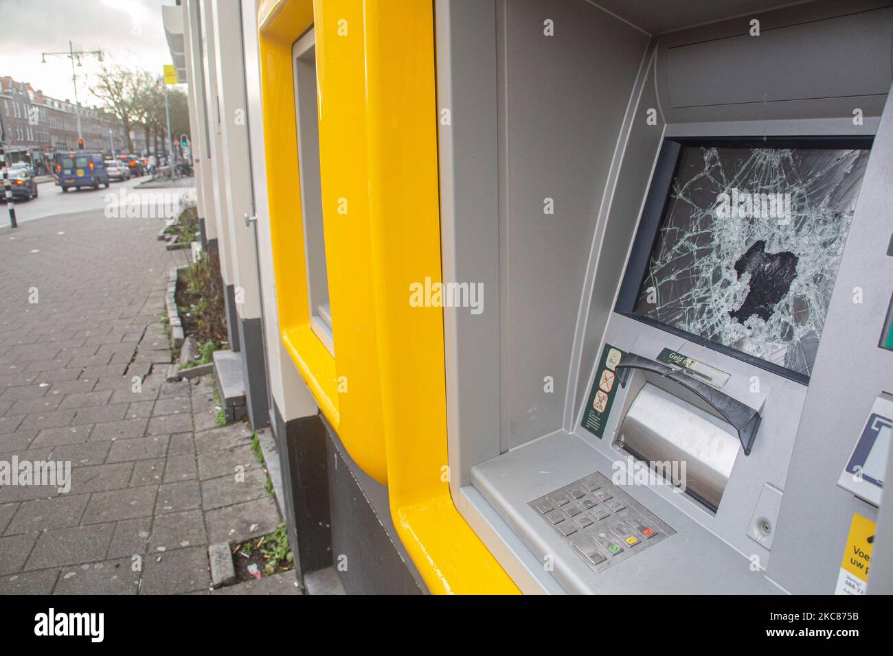 Kaputte Geldautomaten. Die Folgen der Unruhen in Rotterdam gegen die Ausgangssperre. Beschädigte Fenster von Geschäften, Cafés, Fast-Food-Kette, zerstörter Bürgersteig, kaputte Geldautomaten, Bushaltestellen, Straßenbahnhaltestellen, beschädigte Fenster und Gläser sogar in einem Wohngebiet wurden durch die gewalttätigen Demonstranten verursacht, die mit der Polizei zusammenprallten und das Gebiet um Groene Hilledijk, Beijerlandselaan und Randweg plünderten. Es ist die 3. aufeinander folgende Nacht von Unruhen und Zusammenstößen mit den politischen Richtlinien, nachdem die Regierung die Ausgangssperre verhängt hatte, um die Ausbreitung der Coronavirus-Pandemie Covid-19 und die neue Mutation zu bekämpfen, wie beim vorherigen Lockdo Stockfoto