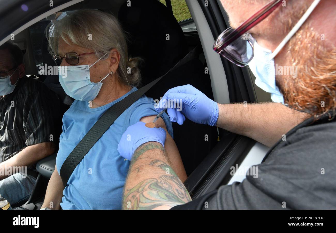 Ellen Schultz erhält am 26. Januar 2021 in Mount Dora, Florida, ihre zweite Dosis des Impfstoffes Moderna COVID-19 an einer Drive-Thru-Impfstelle, die vom Gesundheitsministerium von Florida in der St. Patricks Catholic Church betrieben wird. Mehr als eine Million Senioren ab 65 Jahren wurden im Staat geimpft. (Foto von Paul Hennessy/NurPhoto) Stockfoto