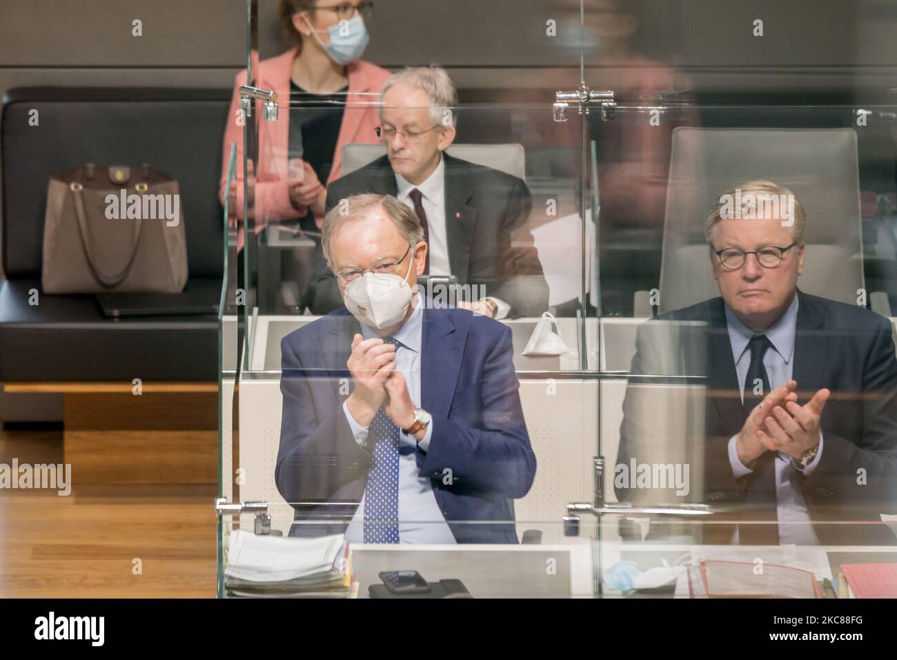 Niedersächsischer Ministerpräsident Stephan weil und Bernd Althusmann (Landesvorsitzender der CDU Niedersachsen) anlässlich des Gedenkens zum 76.. Jahrestag der Befreiung des Konzentrationslagers Auschwitz am 27. Januar 2021 im Niedersächsischen Landtag in Hannover. (Foto von Peter Niedung/NurPhoto) Stockfoto