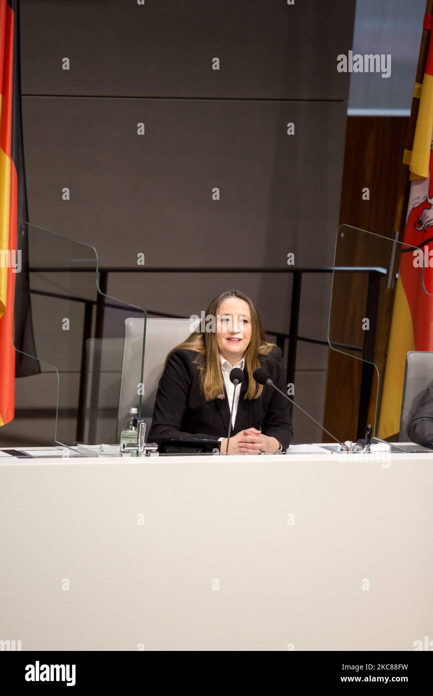 Landtags-Präsidentin Gabriele Andretta blickt auf die erste ordentliche Sitzung des Niedersächsischen Landtags 2021 am 27. Januar 2021 in Hannover. (Foto von Peter Niedung/NurPhoto) Stockfoto