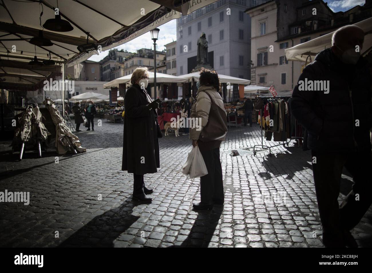 Zwei Damen plaudern auf der piazza Campo de' Fiori, Rom, 27. Januar 2021. Italien steht vor weiteren politischen Turbulenzen, nachdem Premierminister Giuseppe Conte am Dienstag zurückgetreten ist, zu einer Zeit, in der das Land vor einer schweren Gesundheits- und Wirtschaftskrise steht. (Foto von Christian Minelli/NurPhoto) Stockfoto
