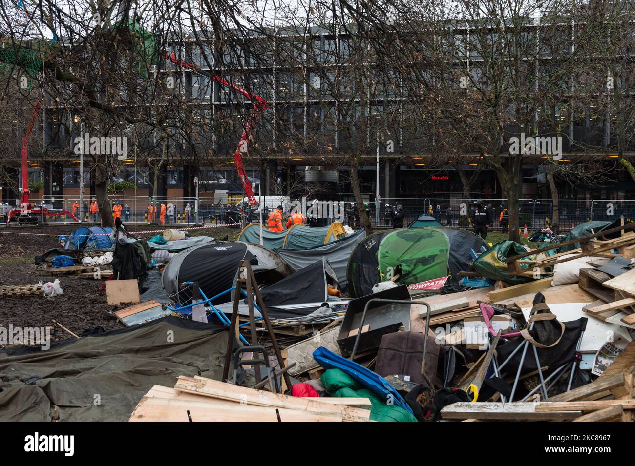 Die Polizei führt am ‘27. Januar 2021 in London, England, eine Operation durch, um das Gelände eines „Stop HS2“-Lagers in den Euston Square Gardens zu räumen. Trotz der Räumungen bleibt eine kleine Gruppe von Aktivisten in einem Tunnel, der heimlich unter dem Gelände errichtet wurde, um die nächste Phase der Arbeiten am Hochgeschwindigkeitsbahnprojekt zu verhindern, das London mit Birmingham, Manchester und Leeds verbinden soll. (Foto von Wiktor Szymanowicz/NurPhoto) Stockfoto