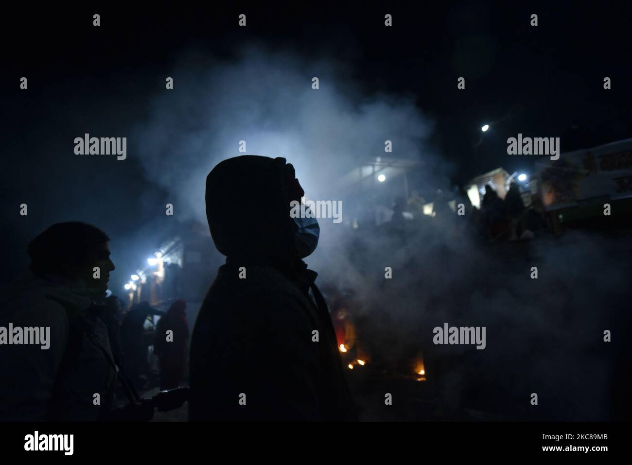 Ein nepalesischer Hindu-Anhänger mit Gesichtsmaske kommt am Donnerstag, dem 28. Januar 2020, zu einem einmonatigen Madhav Narayan Festival oder Swasthani Brata Katha in Sankhu, Kathmandu, Nepal, zu einem rituellen Gebet. Nepalesische Hindu-Frauen beobachten ein Fasten und beten zur Göttin Swasthani für ein langes Leben ihrer Ehemänner und den Wohlstand ihrer Familie während einer einmonatigen Fastenfestfeier. Der Ausschuss von Salinadi Mela hat aufgrund der COVID-19-Pandemie für dieses Jahr maximal 50 Anhänger festgesetzt. (Foto von Narayan Maharjan/NurPhoto) Stockfoto