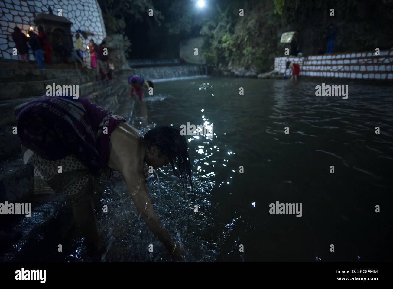 Ein nepalesischer Hindu-Anhänger, der am Donnerstag, den 28. Januar 2020, im Salinadi-Fluss badet, bevor er während eines einmonatigen Madhav Narayan Festivals oder Swasthani Brata Katha in Sankhu, Kathmandu, Nepal, rituelles Gebet anbietet. Nepalesische Hindu-Frauen beobachten ein Fasten und beten zur Göttin Swasthani für ein langes Leben ihrer Ehemänner und den Wohlstand ihrer Familie während einer einmonatigen Fastenfestfeier. Der Ausschuss von Salinadi Mela hat aufgrund der COVID-19-Pandemie für dieses Jahr maximal 50 Anhänger festgesetzt. (Foto von Narayan Maharjan/NurPhoto) Stockfoto