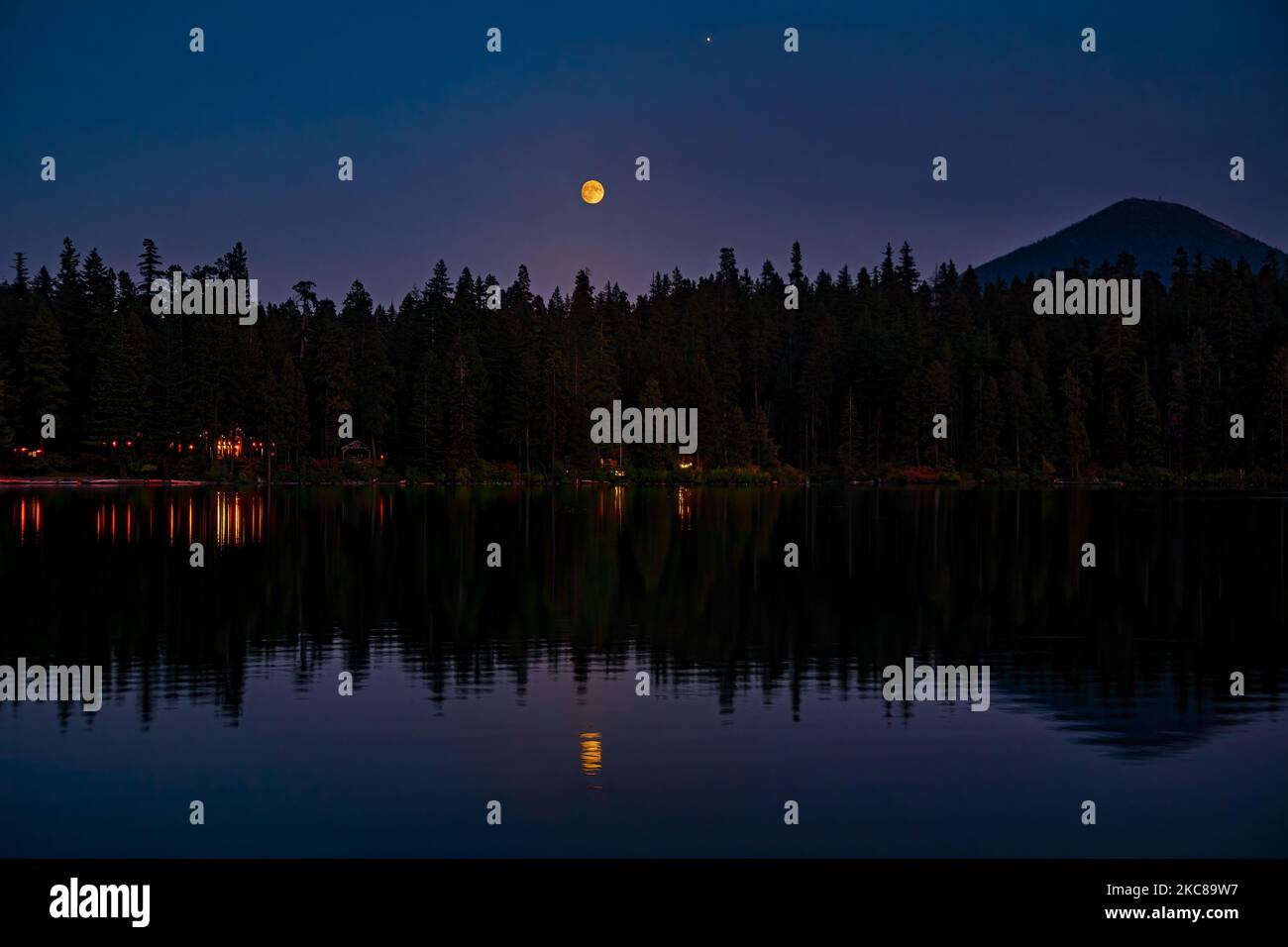 Mondaufgang am Suttle Lake im Deschutes National Forest im Zentrum von Oregon. Stockfoto