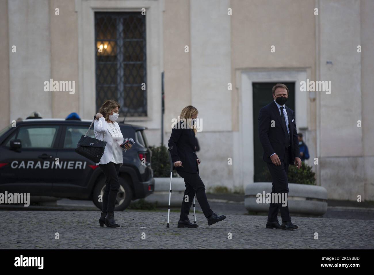 Die Vorsitzende der italienischen Brüder Giorgia Meloni (C) verlässt das Amt nach einem Treffen mit dem italienischen Präsidenten Sergio Mattarella im Quirinale-Palast, um nach dem Rücktritt des italienischen Ministerpräsidenten Giuseppe Conte am 29. Januar 2021 eine neue Regierung zu bilden. (Foto von Christian Minelli/NurPhoto) Stockfoto