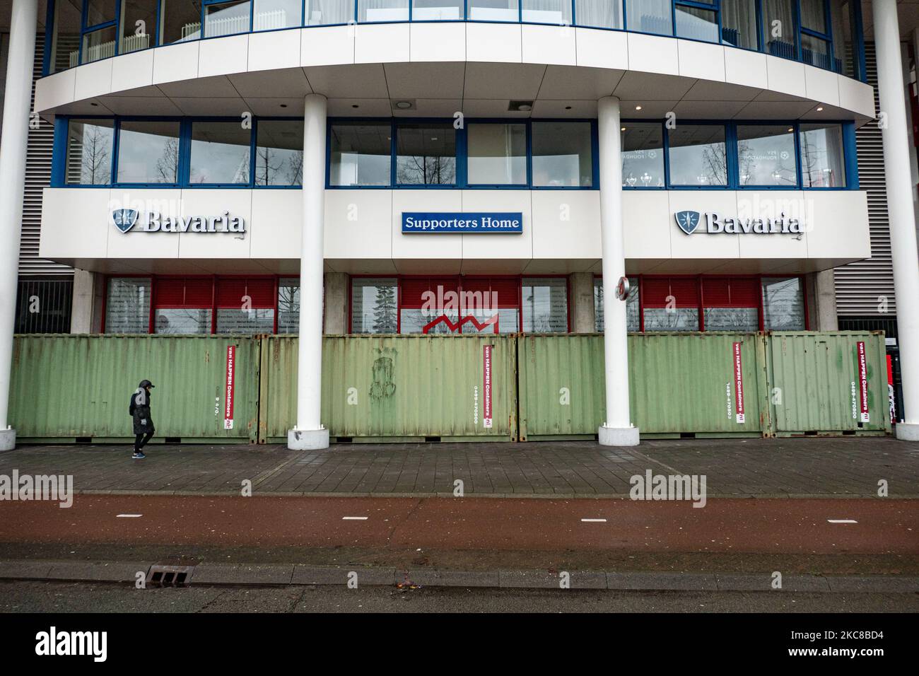 Das Philips Stadion, PSV-Clubstadion in der niederländischen Stadt Eindhoven, ist mit Schiffscontainern verbarrikadiert, um das Gebäude, das Museum, den Fanshop, mehrere Tore, die Bahnseite und die Fans auf der Heimseite vor Ausschreitungen und Plünderungen zu schützen, wie es in der Stadt zuvor geschah. Die Befestigung und Versiegelung der Vorderseite des Stadions fand statt, nachdem der Club nach Angaben der lokalen Medien einige Drohungen erhalten hatte. Eindhoven sah sich bei einem Anti-Lockdown-/Anti-Ausgangssperre-Protest einigen gewalttätigen Zusammenstößen ausgesetzt, die zu Kämpfen mit der Polizei, Plünderungen von Geschäften und Schäden an der Stadt wurden. Die niederländische Regierung verhängt in J Stockfoto
