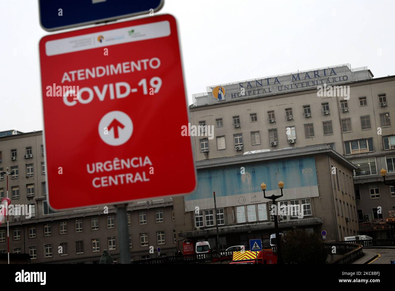 Ein Covid-19-Schild ist am 29. Januar 2021 im Santa Maria Krankenhaus in Lissabon, Portugal, zu sehen. Portugal meldet täglich neue Aufzeichnungen über COVID-19-Todesfälle und Krankenhauseinweisungen, da die jüngste Pandemie unvermindert anhält. (Foto von Pedro FiÃºza/NurPhoto) Stockfoto