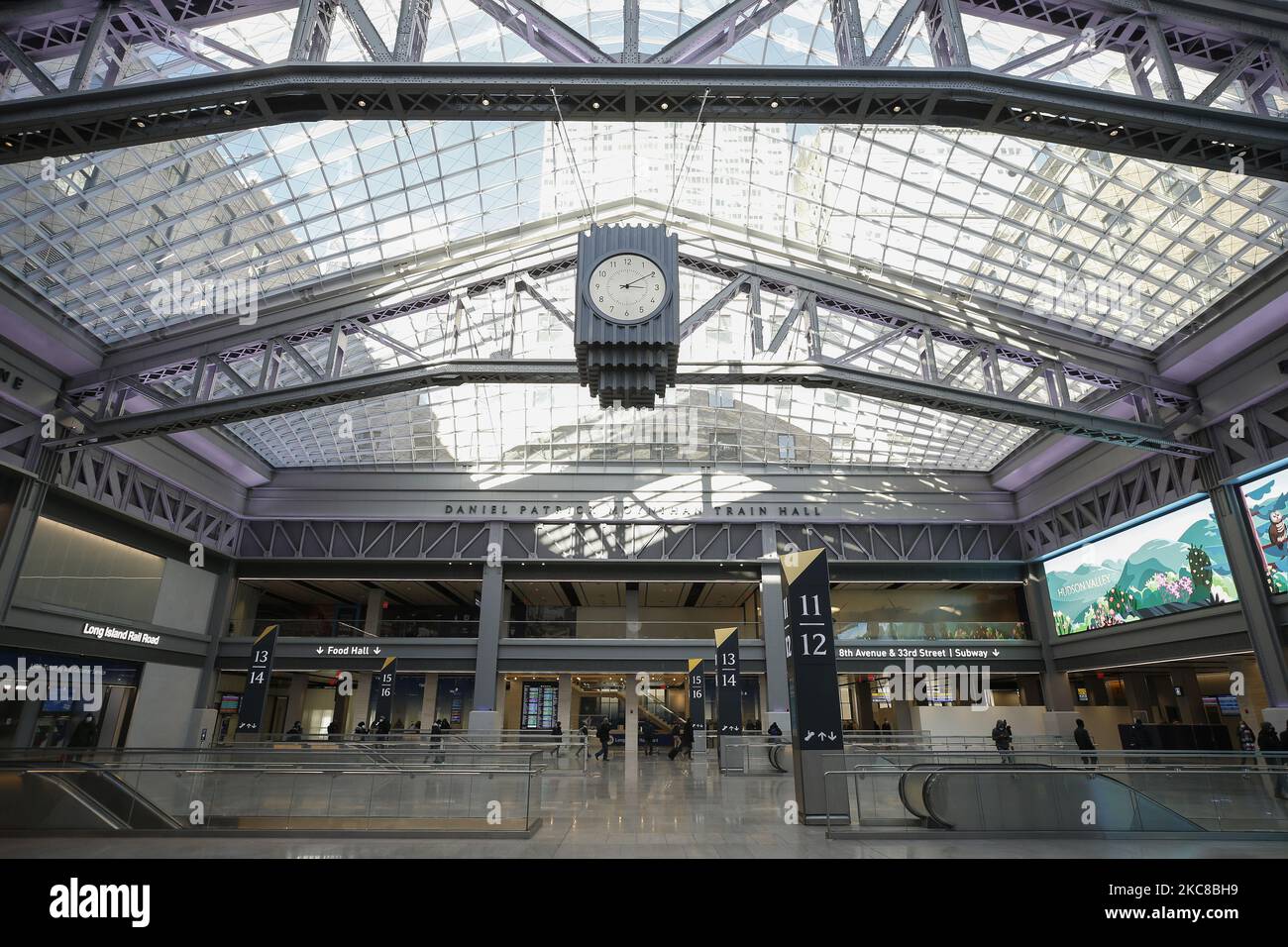 Ein Blick auf den neu eröffneten Bahnhof Moynihan ist am 29. Januar 2021 in New York City, USA, zu sehen. Die Bauarbeiten zur Linderung der verstopften Penn Station begannen 2010 mit einem unterirdischen Tunnel, der sie mit dem Farley Building verband. Der Bau der Bahnhalle begann 2017 und wurde am 1. Januar 2021 abgeschlossen. Die Beaux-Arts-Struktur wurde nach dem ehemaligen US-Senator Daniel Patrick Moynihan benannt, der ursprünglich den Plan unterstützt hatte. (Foto von John Lamparski/NurPhoto) Stockfoto