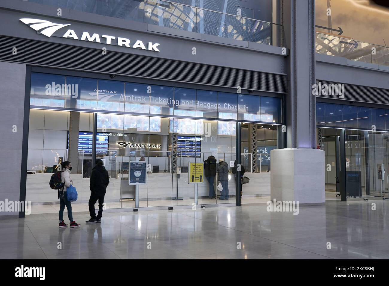 Ein Blick auf den neu eröffneten Bahnhof Moynihan ist am 29. Januar 2021 in New York City, USA, zu sehen. Die Bauarbeiten zur Linderung der verstopften Penn Station begannen 2010 mit einem unterirdischen Tunnel, der sie mit dem Farley Building verband. Der Bau der Bahnhalle begann 2017 und wurde am 1. Januar 2021 abgeschlossen. Die Beaux-Arts-Struktur wurde nach dem ehemaligen US-Senator Daniel Patrick Moynihan benannt, der ursprünglich den Plan unterstützt hatte. (Foto von John Lamparski/NurPhoto) Stockfoto