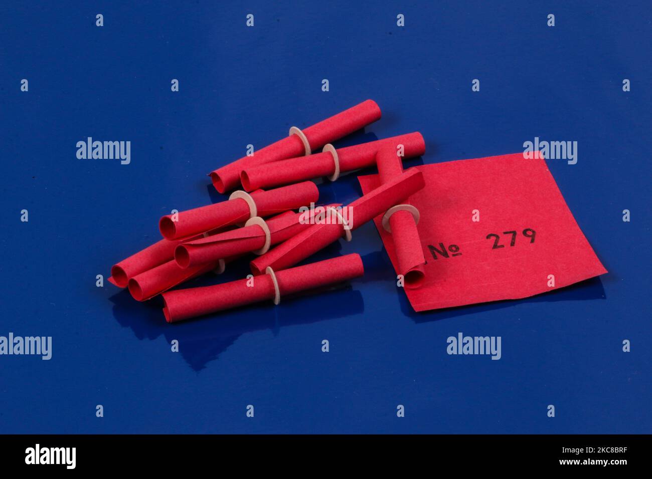 Einige rote Papiere mit Zahlen auf blauem Hintergrund Stockfoto