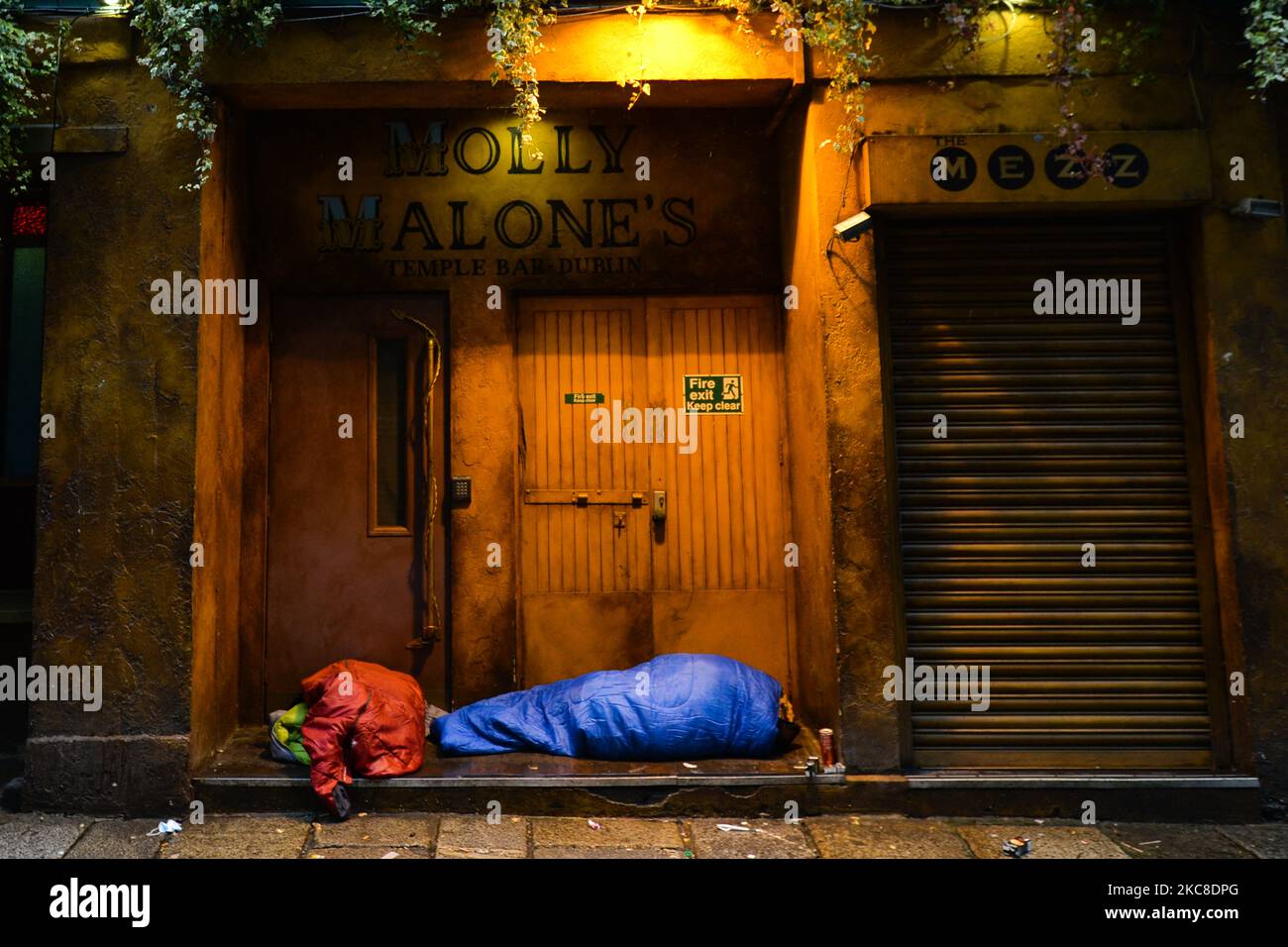 Ein rauer Schläfer, der am Eingang eines geschlossenen Molly Malones Pubs in Temple Bar, Dublin, während der Covid-19-Sperre auf Level 5 gesehen wurde. Am Samstag, den 30. Januar 2021, in Dublin, Irland. (Foto von Artur Widak/NurPhoto) Stockfoto