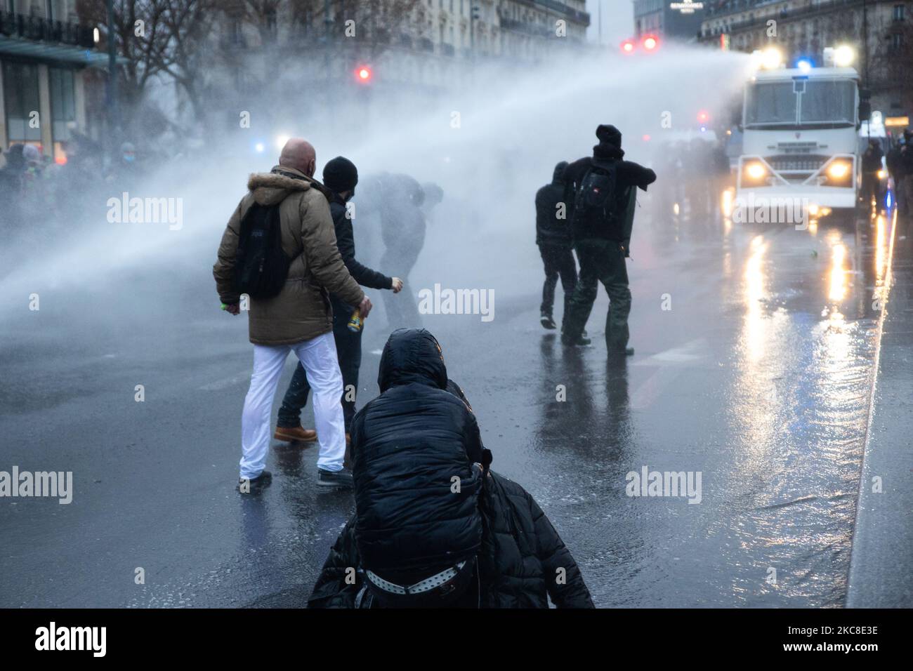 Die Polizei benutzte am 30. Januar 2021 Wasserwerfer gegen Demonstranten auf dem Place de la Republique in Paris, Frankreich. Am Samstag, dem 30.. Januar 2021, demonstrierten rund 5000 Menschen in Paris. Eine Demonstration gelber Jacken ging vom Nationalplatz zum Platz der Republik, wo eine Kundgebung gegen das globale Sicherheitsgesetz für den marsch der Freiheit, auch für die Kultur mit Soundsystemen, abgehalten wurde. Flaschen und Geschosse wurden auf die Polizei geworfen, was zur Verwendung von Wasserwerfern, Tränengas und gewalttätigen Anklagen mit zahlreichen Verhaftungen und Verletzungen führte. (Foto von Jerome Gilles/NurPhoto) Stockfoto