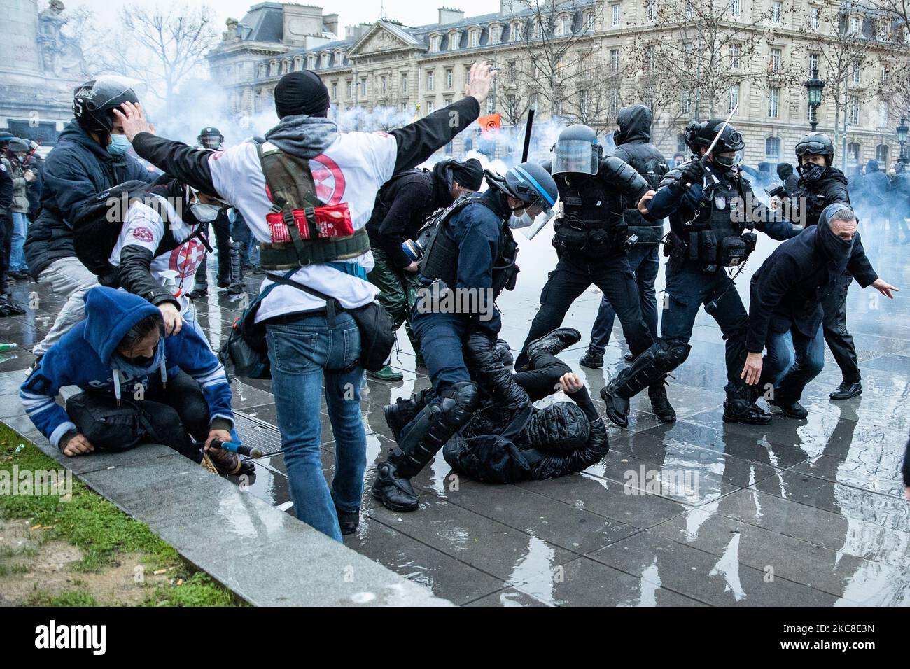 Am Ende der Demonstration wurden am 30. Januar 2021 im französischen Paris zahlreiche polizeiliche Anklagen gegen die Demonstranten erhoben. Am Samstag, dem 30.. Januar 2021, demonstrierten rund 5000 Menschen in Paris. Eine Demonstration gelber Jacken ging vom Nationalplatz zum Platz der Republik, wo eine Kundgebung gegen das globale Sicherheitsgesetz für den marsch der Freiheit, auch für die Kultur mit Soundsystemen, abgehalten wurde. Flaschen und Geschosse wurden auf die Polizei geworfen, was zur Verwendung von Wasserwerfern, Tränengas und gewalttätigen Anklagen mit zahlreichen Verhaftungen und Verletzungen führte. (Foto von Jerome Gilles/NurPhoto) Stockfoto