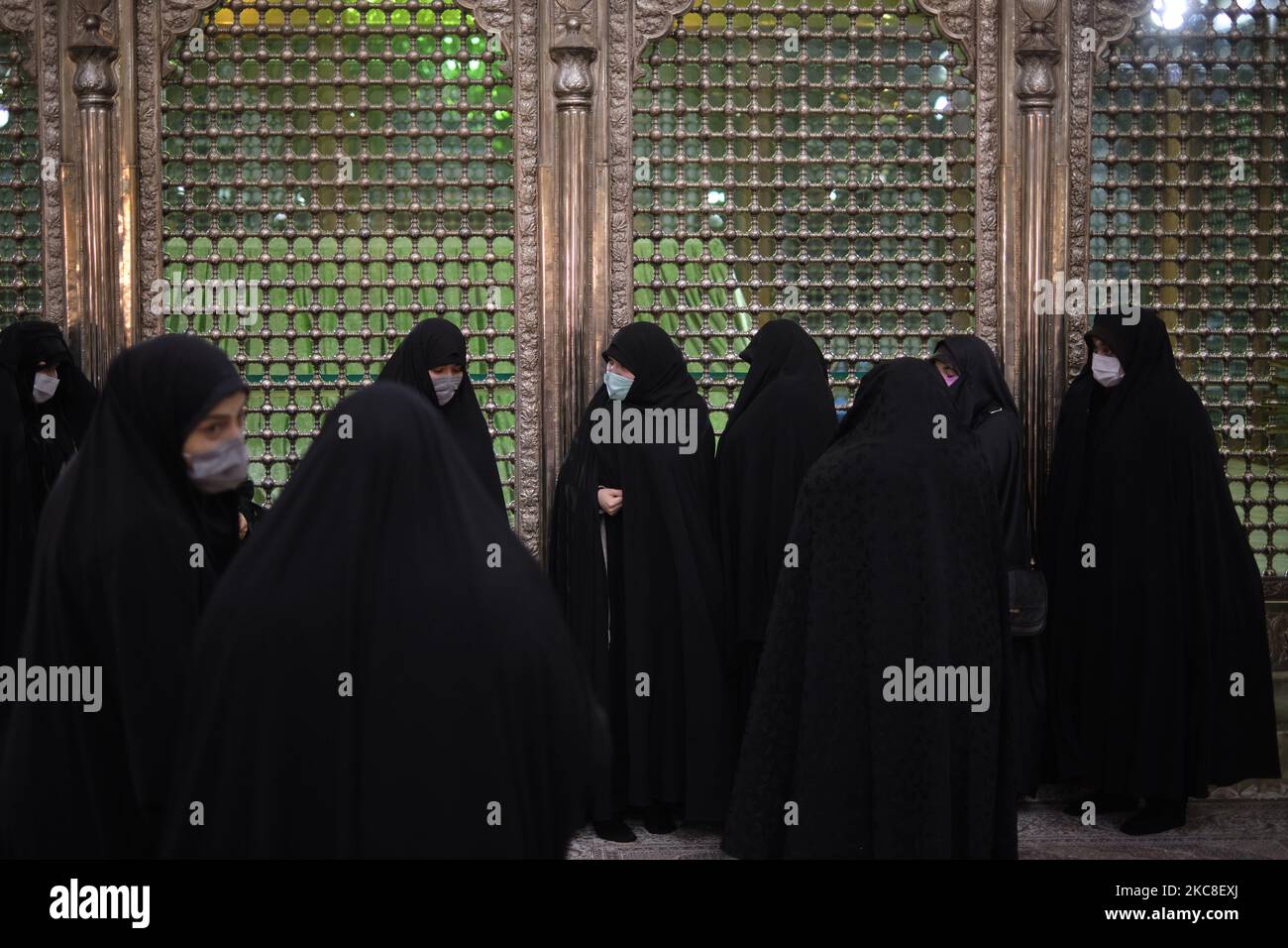 Iranische verschleierte Frauen mit Schutzmasken stehen am ersten Tag des Sieges zum Jahrestag der Islamischen Revolution auf dem Friedhof Behesht-e Zahra im Süden Teherans inmitten des COVID-19-Ausbruchs im Iran am 31. Januar 2021 vor dem Grab des verstorbenen iranischen Führers Ayatollah Ruhollah Khomeini. Der Iran feiert zehn Tage nach dem heutigen Tag den 42.. Jahrestag des Sieges der Islamischen Revolution, aber der Ausbruch der neuen Coronavirus-Krankheit (COVID-19) hat die diesjährigen Feierlichkeiten nicht wie in den vergangenen Jahren gefeiert. (Foto von Morteza Nikoubazl/NurPhoto) Stockfoto
