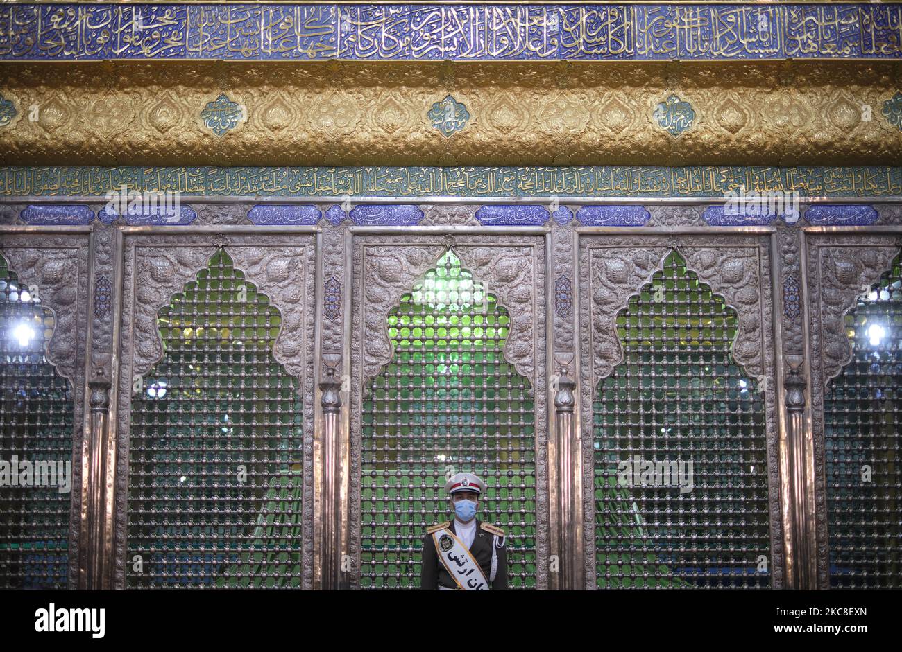 Ein Ehrenbeamter mit einer schützenden Gesichtsmaske steht am ersten Tag des Sieges des Jahrestages der Islamischen Revolution auf dem Friedhof Behesht-e Zahra im Süden Teherans inmitten des COVID-19-Ausbruchs im Iran Wache vor dem Grab des verstorbenen iranischen Führers Ayatollah Ruhollah Khomeini Am 31. Januar 2021. Der Iran feiert zehn Tage nach dem heutigen Tag den 42.. Jahrestag des Sieges der Islamischen Revolution, aber der Ausbruch der neuen Coronavirus-Krankheit (COVID-19) hat die diesjährigen Feierlichkeiten nicht wie in den vergangenen Jahren gefeiert. (Foto von Morteza Nikoubazl/NurPhoto) Stockfoto