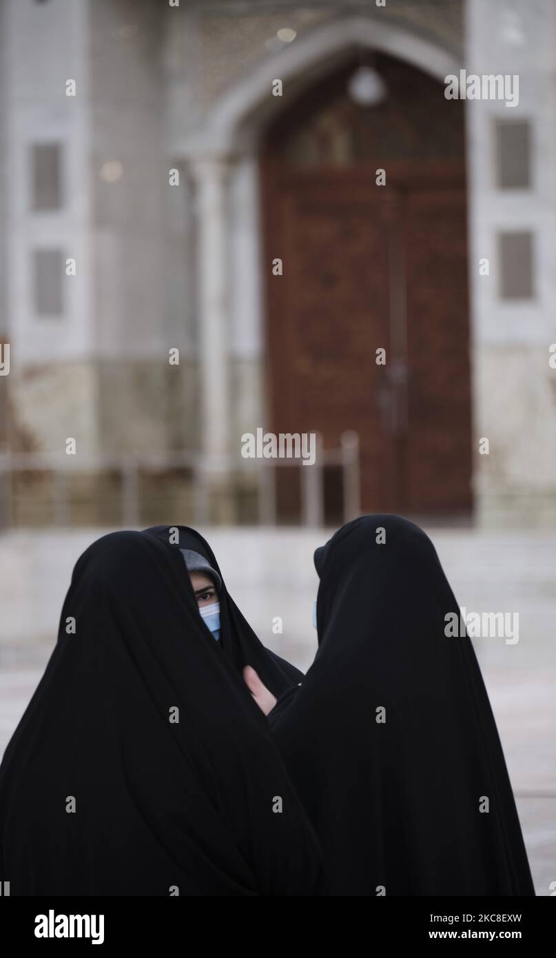 Iranische verschleierte Frauen mit Schutzmaske sprechen miteinander, während sie am ersten Tag des Sieges des Jahrestages der Islamischen Revolution auf dem Behesht-e Zahra Friedhof im Süden Teherans inmitten des COVID-19-Ausbruchs im Iran im Heiligtum des verstorbenen iranischen Führers Ayatollah Ruhollah Khomeini stehen 31. Januar 2021. Der Iran feiert zehn Tage nach dem heutigen Tag den 42.. Jahrestag des Sieges der Islamischen Revolution, aber der Ausbruch der neuen Coronavirus-Krankheit (COVID-19) hat die diesjährigen Feierlichkeiten nicht wie in den vergangenen Jahren gefeiert. (Foto von Morteza Nikoubazl/NurPhoto) Stockfoto