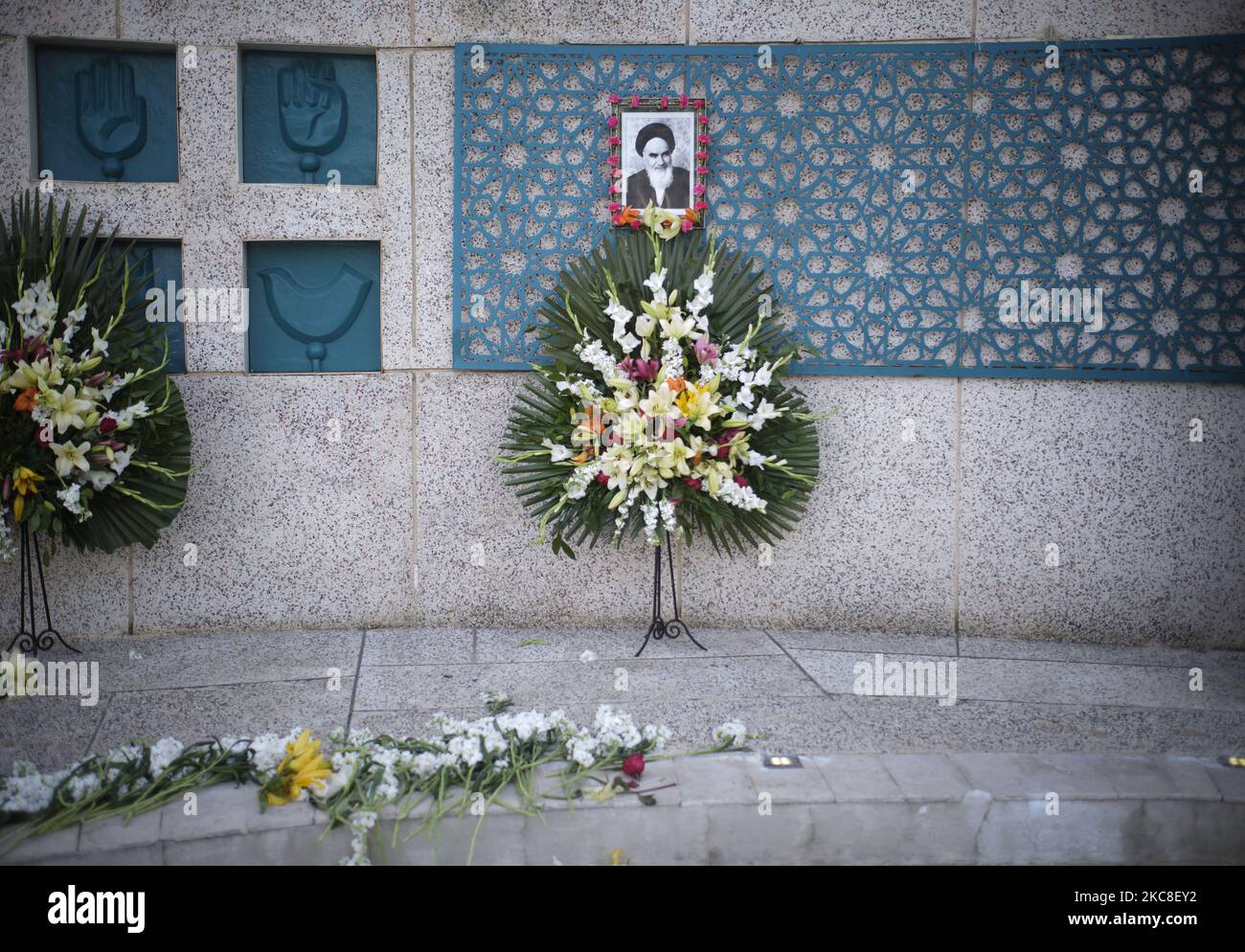 Blumen und ein Porträt des verstorbenen iranischen Führers Ayatollah Ruhollah Khomeini sind an einem Ort zu sehen, an dem Khomeini zum ersten Mal sitzt, seit er 1979 aus Frankreich in den Iran gekommen ist, um die islamische Revolution anzuführen, Am ersten Tag der zehntägigen Feier zum Jahrestag des Sieges der Islamischen Revolution auf dem Friedhof Behesht-e Zahra im Süden Teherans, inmitten des COVID-19-Ausbruchs im Iran am 31. Januar 2021. Der Iran feiert zehn Tage nach dem heutigen Tag den 42.. Jahrestag des Sieges der Islamischen Revolution, aber der Ausbruch der neuen Coronavirus-Krankheit (COVID-19) hat dieses Jahr begangen Stockfoto