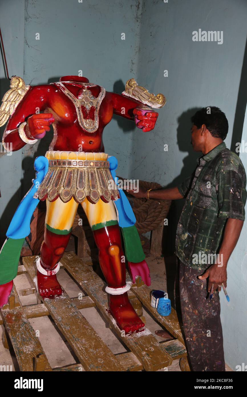 Artisan malt eine große Figur des Dämons Sooran am Arasadi Vinayagar Tempel (Arasadi Sithion Vinayagar Kovil) in Jaffna, Sri Lanka. Die Figur wird in der kommenden Sooran Por Festival verwendet werden (auch als Sooran Poor, Sooran Porr, Soorasamharam, Surasamharam genannt) ist eine Nachstellung der Schlacht von Lord Murugan und Soorapathman. Der Legende nach besiegte Lord Murugan den Dämon Soorapathman (Sooran) und seine Armee mit der heiligen Vel (Lanze), die ihm von seiner Mutter gegeben wurde. Lord Murugan kämpfte sechs Tage lang, und am letzten Tag befreite er die Devas (Götter) von Asuras (Dämonen). Sooran Por ist Hel Stockfoto