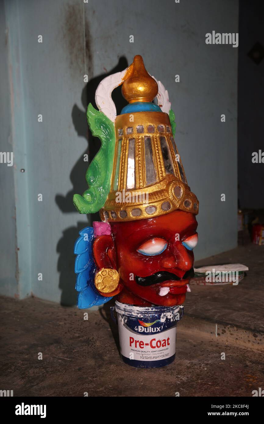 Frisch bemalter Kopf einer hölzernen Figur trocknet am Arasadi Vinayagar Tempel (Arasadi Sithi Vinayagar Kovil) in Jaffna, Sri Lanka. Dieser Tempel ist Lord Ganesh gewidmet und ist für sein opulentes jährliches Wagenfest bekannt. (Foto von Creative Touch Imaging Ltd./NurPhoto) Stockfoto