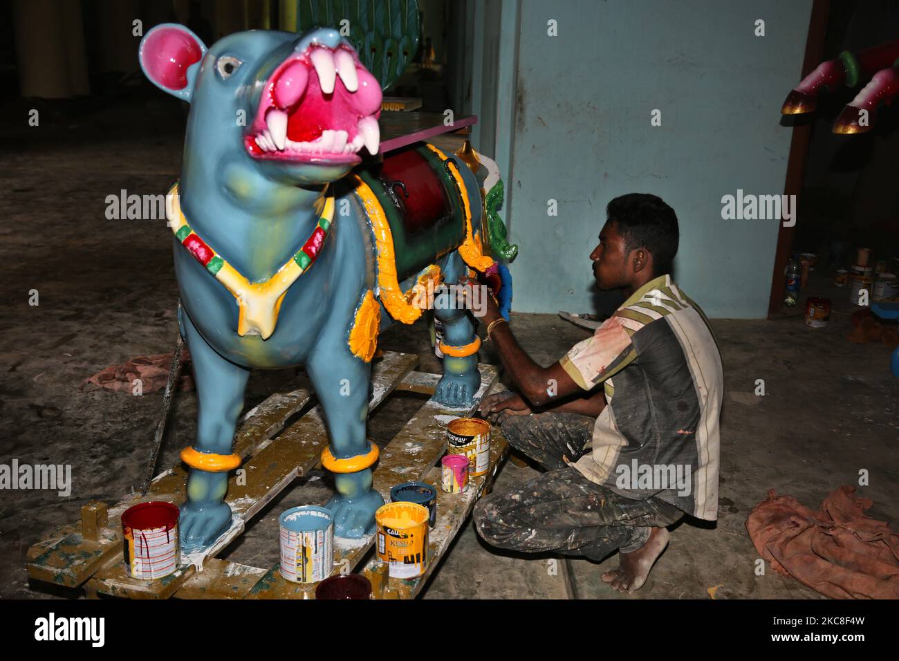 Artisan malt eine große Vahana einer Ratte den Arasadi Vinayagar Tempel (Arasadi Sithio Vinayagar Kovil) in Jaffna, Sri Lanka. Vahana (Vahanam) sind Tiere oder mythische Wesen, die als Träger hinduistischer Gottheiten verwendet werden. Das vahana wird oft als Berg der Gottheit bezeichnet. Dieser Tempel ist Lord Ganesh gewidmet und ist für sein opulentes jährliches Wagenfest bekannt. (Foto von Creative Touch Imaging Ltd./NurPhoto) Stockfoto