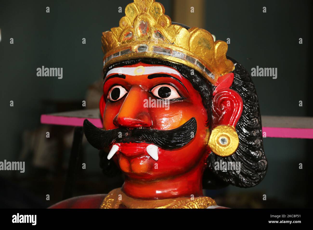 Frisch gemalte Figur des Dämons Sooran im Arasadi Vinayagar Tempel (Arasadi Sithio Vinayagar Kovil) in Jaffna, Sri Lanka. Die Figur wird in der kommenden Sooran Por Festival verwendet werden (auch als Sooran Poor, Sooran Porr, Soorasamharam, Surasamharam genannt) ist eine Nachstellung der Schlacht von Lord Murugan und Soorapathman. Der Legende nach besiegte Lord Murugan den Dämon Soorapathman (Sooran) und seine Armee mit der heiligen Vel (Lanze), die ihm von seiner Mutter gegeben wurde. Lord Murugan kämpfte sechs Tage lang, und am letzten Tag befreite er die Devas (Götter) von Asuras (Dämonen). Sooran Por wird an ce gehalten Stockfoto