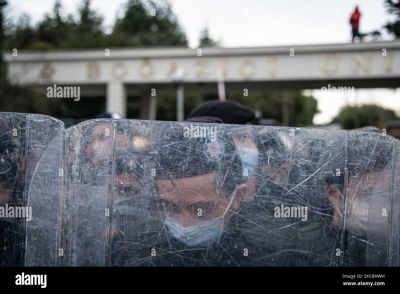 Die Polizei steht vor dem Eingang der Istanbuler Bogazici-Universität Wache vor einem geplanten Studentenprotest am 1. Februar 2021 in der Türkei in Istanbul. Türkische Polizeikräfte verhafteten Dutzende von Studenten, die an der Istanbuler Bogazici-Universität protestierten, weil die Regierung einen politisch angeschlossenen Rektor ernannt hat, der eines der renommiertesten Bildungsinstitute der Türkei leitet. (Foto von Diego Cupolo/NurPhoto) Stockfoto